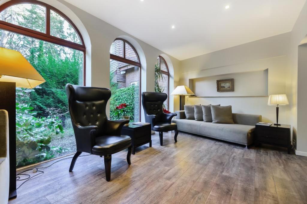 Вилла Coach House Уокинг Экстерьер фото