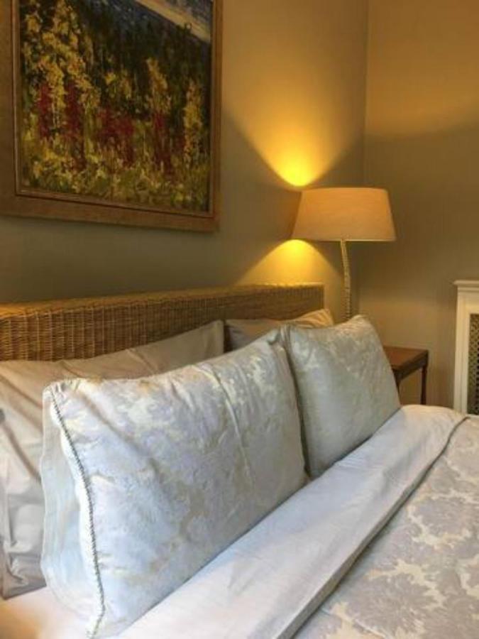 Вилла Coach House Уокинг Экстерьер фото