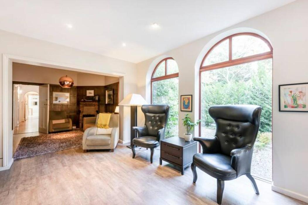 Вилла Coach House Уокинг Экстерьер фото