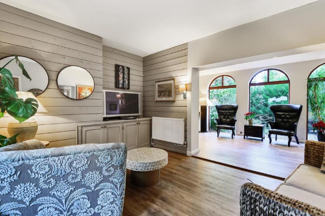 Вилла Coach House Уокинг Экстерьер фото
