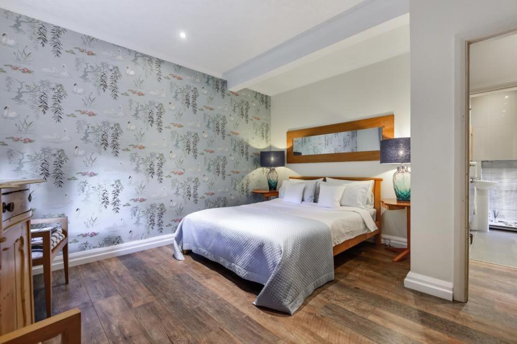 Вилла Coach House Уокинг Экстерьер фото