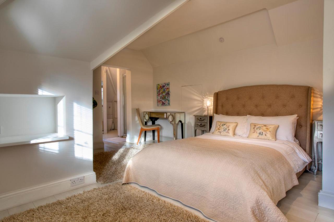 Вилла Coach House Уокинг Экстерьер фото